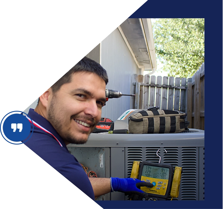 Técnico realizando mantenimiento preventivo